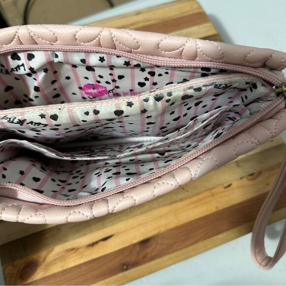 Betsey Johnson Pink Quilted Daisy Wristlet Girly Large Wallet - Picture 5 of 6